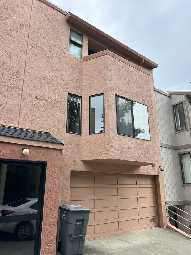 Building Photo - Large 2 BR / 2 BA featuring Cathedral Ceilings, Washer & Dryer, Plus Parking Included!