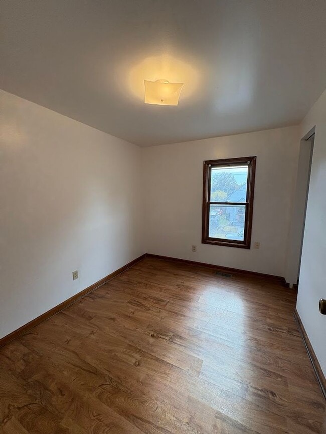 Building Photo - Three bedroom one bathroom home for rent