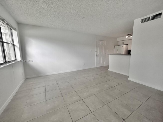 Building Photo - 540 S Park Rd