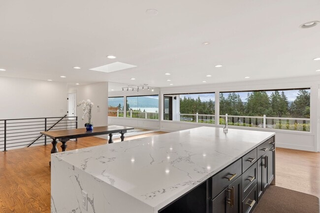 Building Photo - Lochmoor Lakeview Home in Bellevue