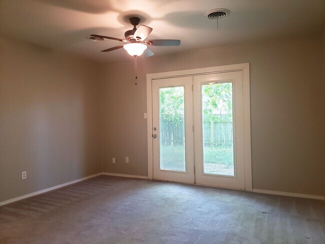 Building Photo - AVAILABLE NOW – $250 Off First Month’s Rent! Spacious 3 Bed Home Minutes from OU Campus