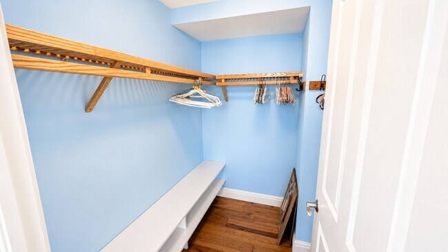 Building Photo - SEASONAL/SHOT TERM/ ANNUAL Turnkey furnished high end condo downtown