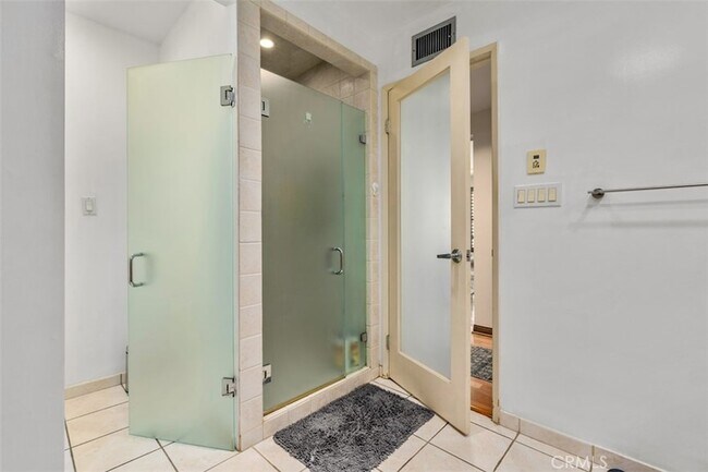 Building Photo - 450 N Oakhurst Dr