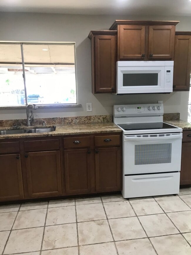 Building Photo - 3 Bedroom / 2 Bath