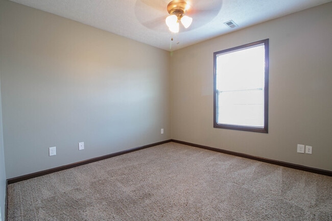 Building Photo - 1450 Raven Rd