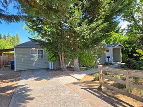 Building Photo - Beautiful Shoreline Home with Extra Outdoo...