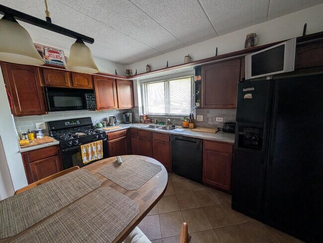 Building Photo - 5965 Lakeside Pl