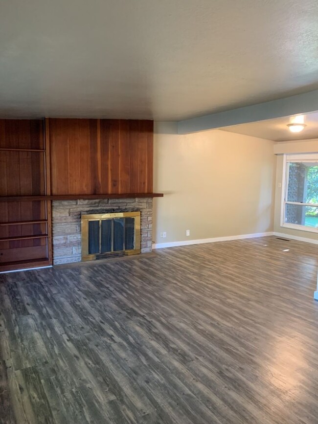 Building Photo - STUDENTS WELCOME! Sprawling  5 Bed 2 Bath ...