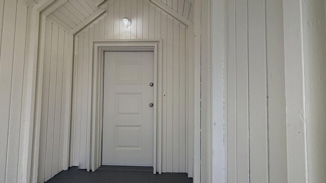 Building Photo - 1661 N Mountain View Ave