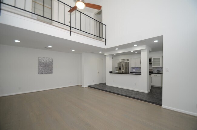 Building Photo - 5524 Beverly Hill St