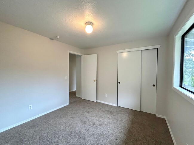 Building Photo - Beautiful 4BD Home | Fireplace, Fenced Backyard, Deck, Garage & A/C