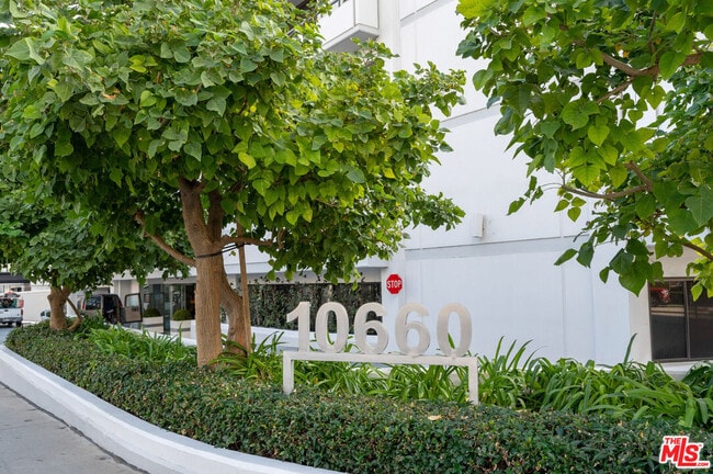 Building Photo - 10660 Wilshire Blvd