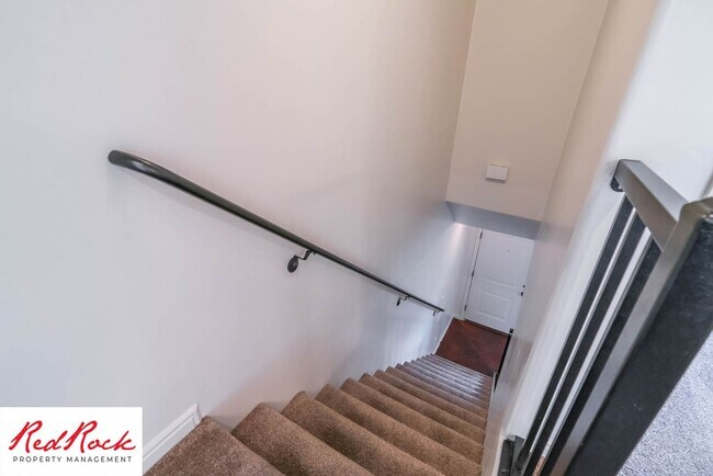 Building Photo - 3 Bedroom Townhome Near Freeway & Shopping