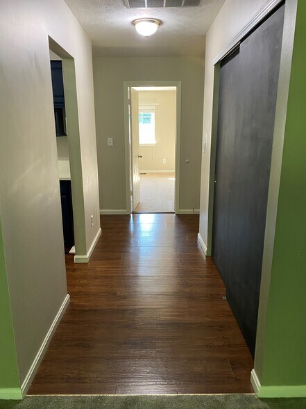Building Photo - 6970 Carriage Hill Dr