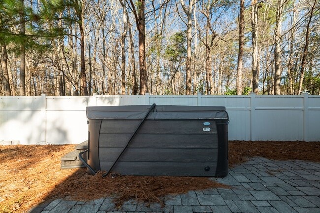 Building Photo - Relaxed Summerville Living Starts Here!