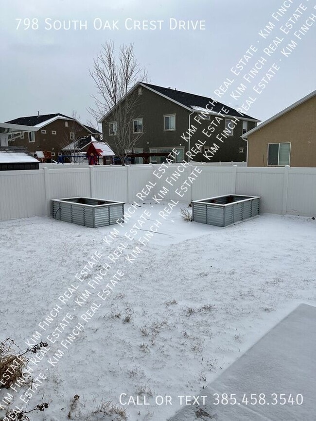 Building Photo - 798 S Oak Crest Dr