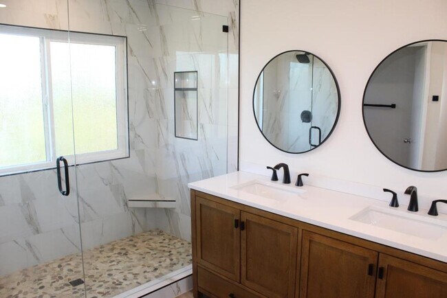 Building Photo - 4Bed/3Bath with 1 bed and bath downstairs & bonus room~ Avenida Andante