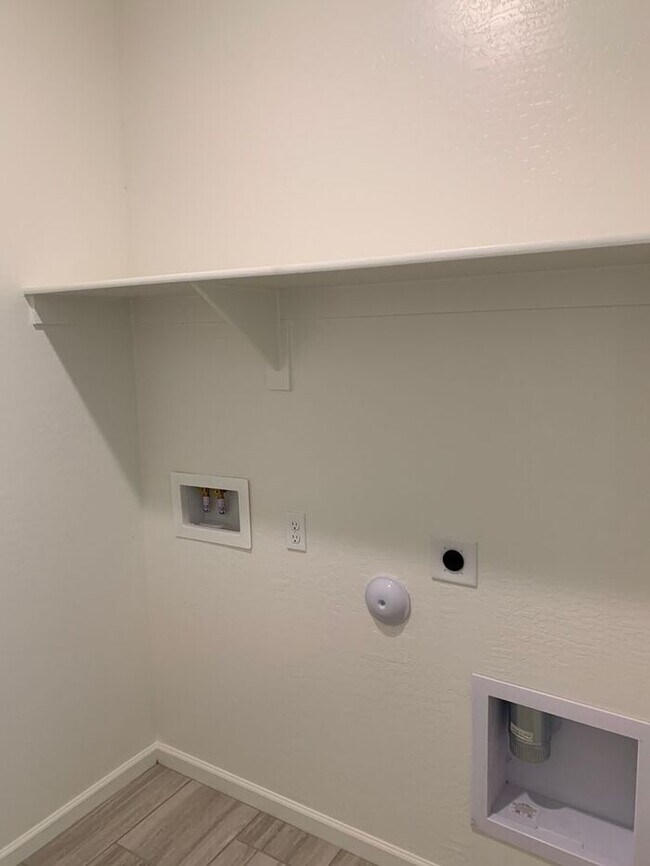 Building Photo - This stunning 4-bedroom, 2-bathroom home l...