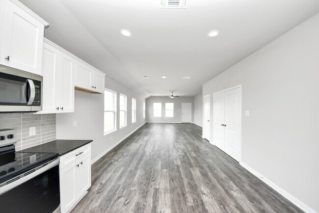 Building Photo - 688 Swallow Dr