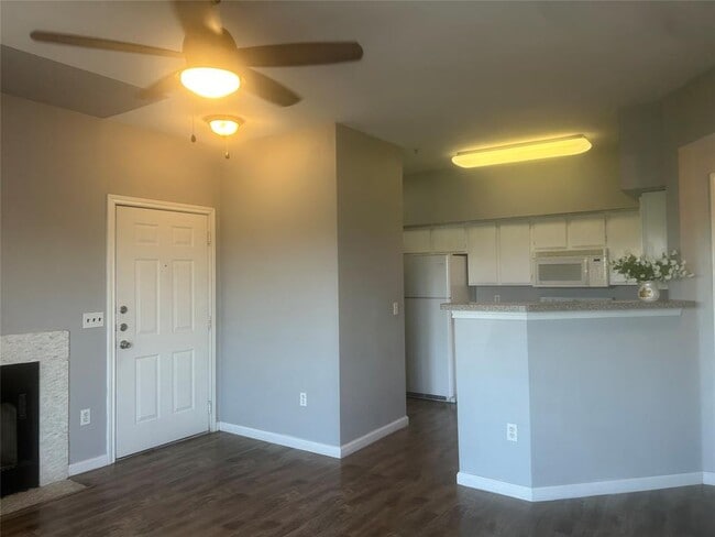 Building Photo - 2320 Gracy Farms Ln