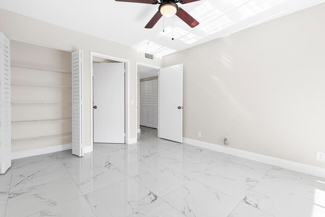 Building Photo - 712 Meadows Cir