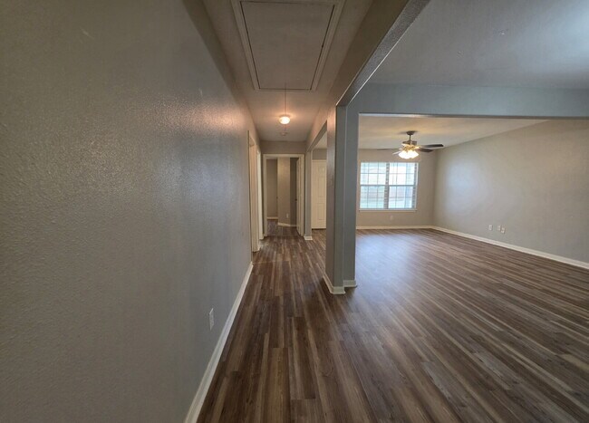 Building Photo - Updated 3/2 Duplex Near Shopping in San Antonio