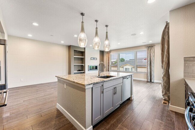 Building Photo - Modern End Unit in the Meadows!