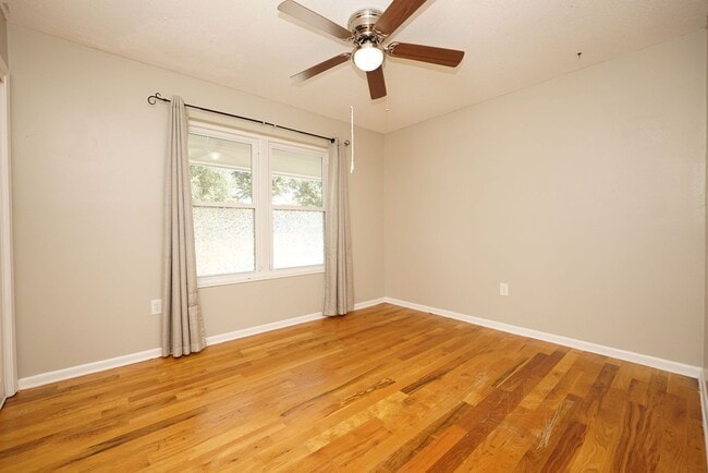 Building Photo - 4 Bedroom Home in Valparaiso- Near Eglin AFB