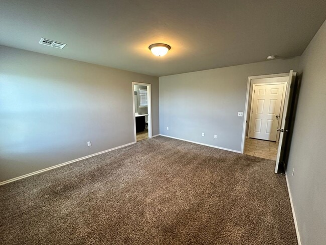 Building Photo - Beautiful 4 Bed 2 bath