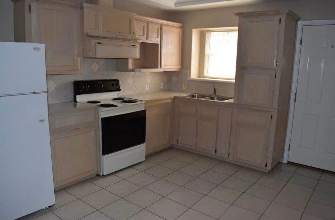 Building Photo - 2210 Peridot St