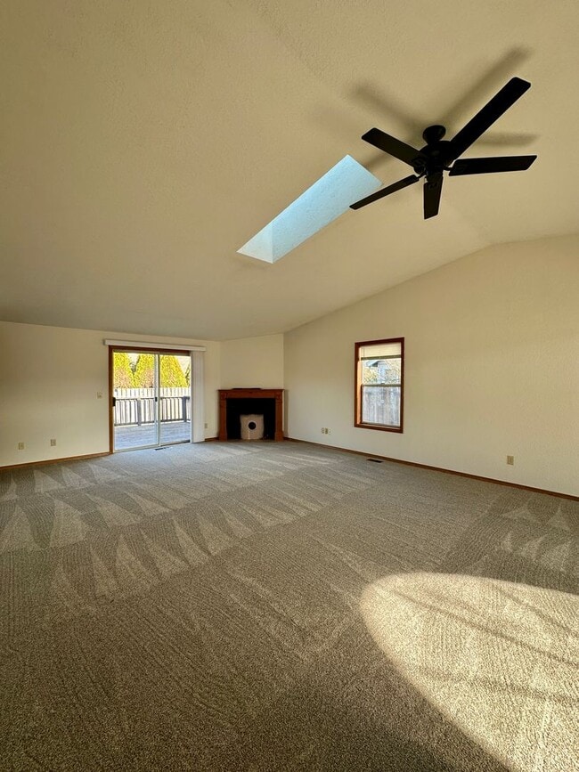 Building Photo - Well-Maintained Three Bedroom Home in West Salem