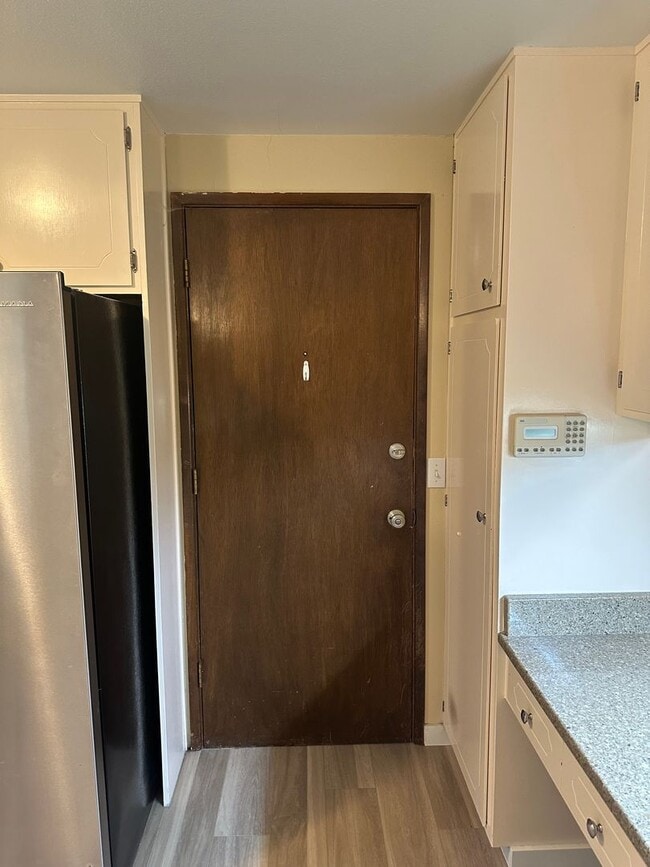 Building Photo - Beautiful custom 3 bedroom 2 bathroom hous...