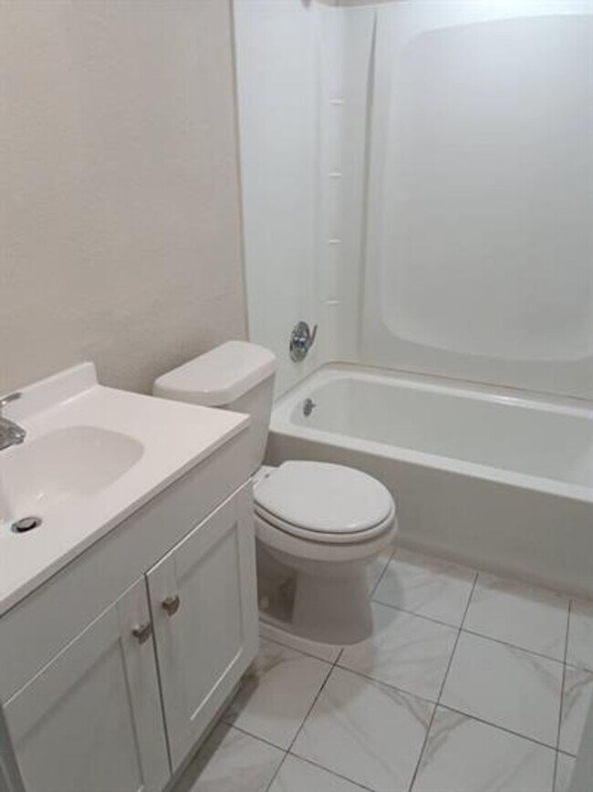 Building Photo - Convenient Location 1 bed 1 bath apartment - HVAC