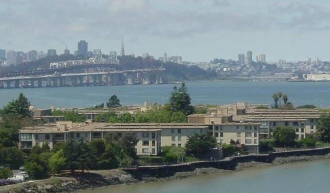 Building Photo - 6 Commodore Dr