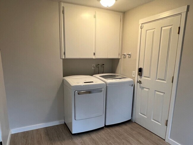 Building Photo - 4bd/2.5ba Bellevue Home