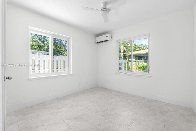 Building Photo - 1121 SW 18th Ct