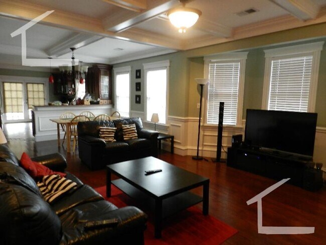 Building Photo - No Brokers Fee, No Security Deposit, Luxury Finishes, Sauna, Central Heat/AC, In-Unit Washer and ...