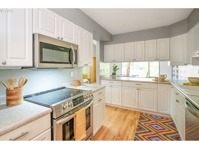 Building Photo - 2Bd/2Ba Second Floor Condo in SE with Washer & Dryer, 2 Car Dethatched Garage and a Serene Courty...