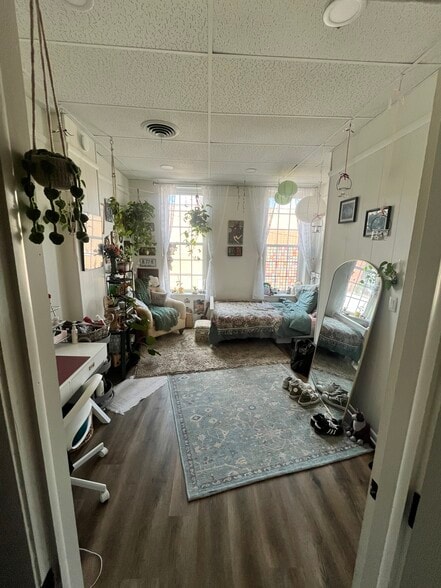 Primary Photo - 19 W Washington St