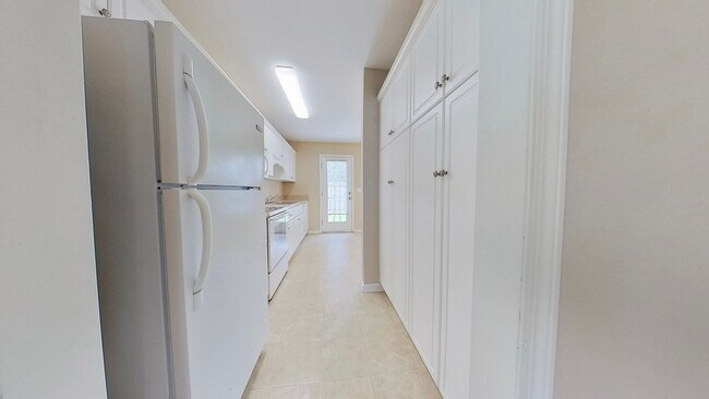 Building Photo - 2 Bed/ 2 Bath Townhouse