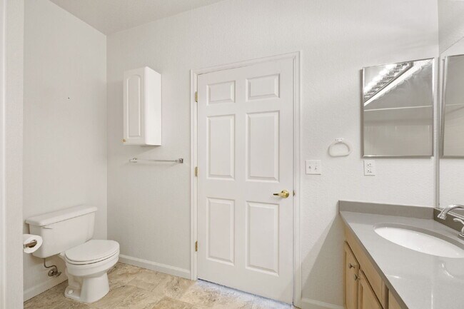 Building Photo - "Chic & Spacious 2-Bed, 2-Bath Condo with Granite Elegance in Littleton!"