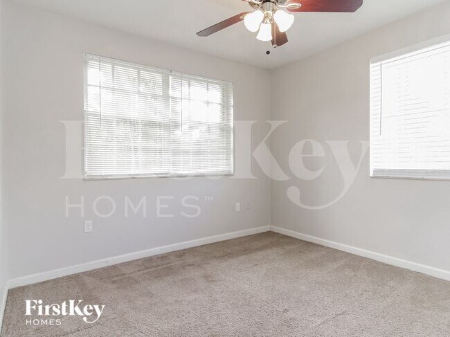 Building Photo - 809 SW 8th Ave