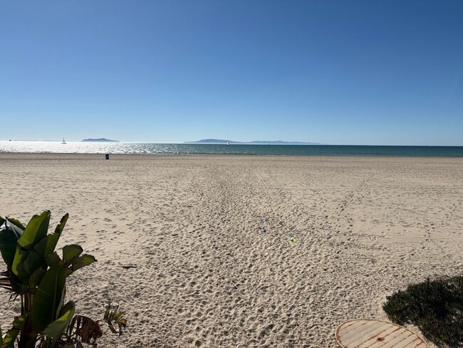 Building Photo - 4027-4029 Ocean Dr