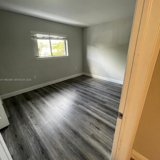 Building Photo - 301 Palm Cir E