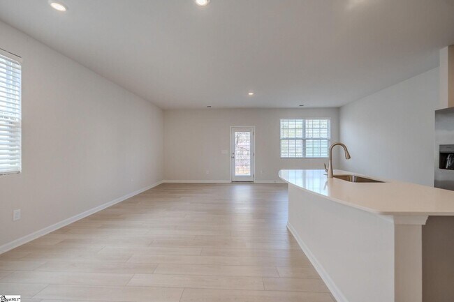 Building Photo - 14 Loebner Ln