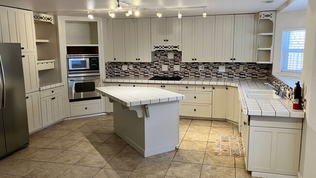 Building Photo - Long term rental with garage and large bac...