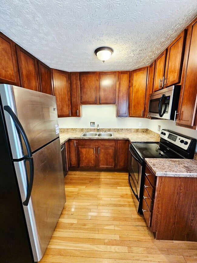 Building Photo - MOVE-IN READY! 2BR Townhome in Clintonville near OSU – W/D, Parking, Pet Friendly