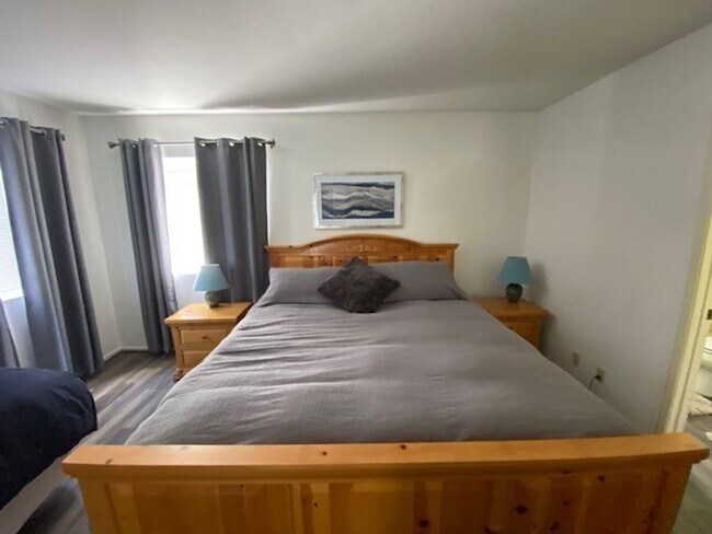 Building Photo - 2Br Waterfront  WINTER Vacation Rental Condo, Complex on the WATERFRONT Gated complex Utilities i...