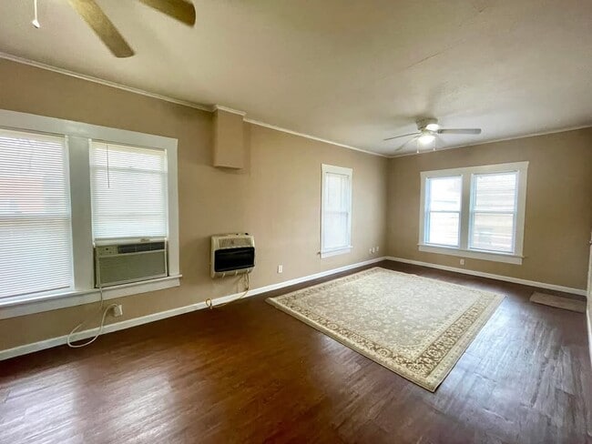 Building Photo - 823 G St NW