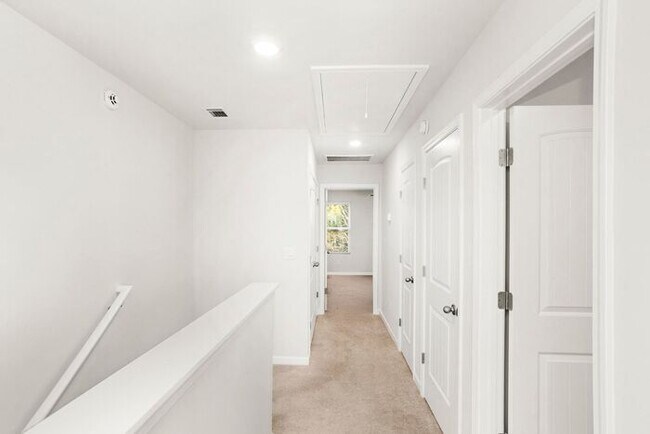 Building Photo - Newer Beautiful 3 Bed 2.5 Bath!